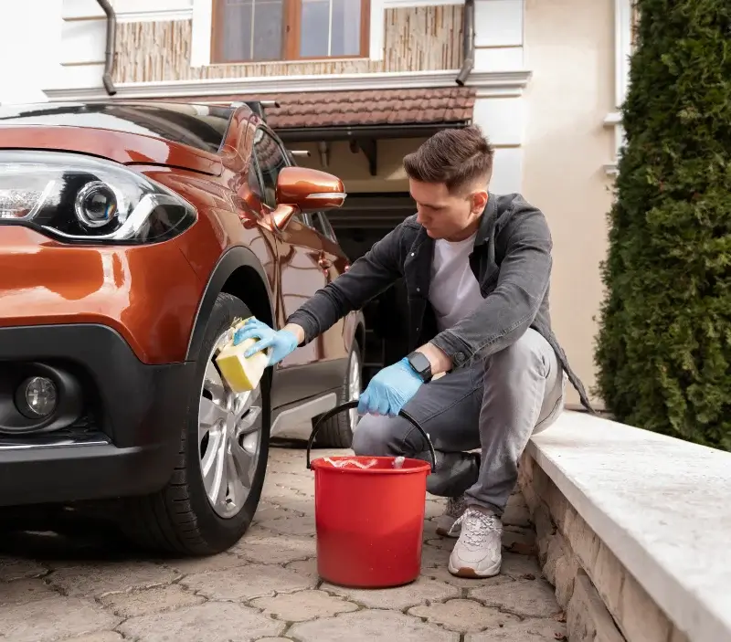 Lavage auto à domicile Saint-Coulomb : professionnel intervenant sur un véhicule